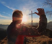 49 In controsole alla croce di vetta del Monte GIoco (1366 m)
